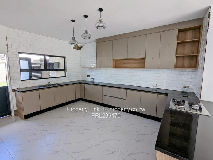 3-Bed 2-Bath Ground Floor Garden Flat in Avondale West