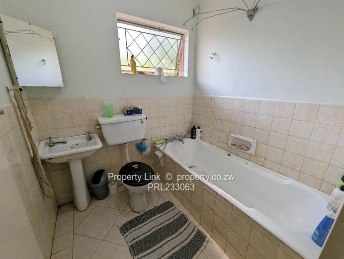 Borehole, Garden, Pool & Separate 1 Bed Self-Contained Cottage