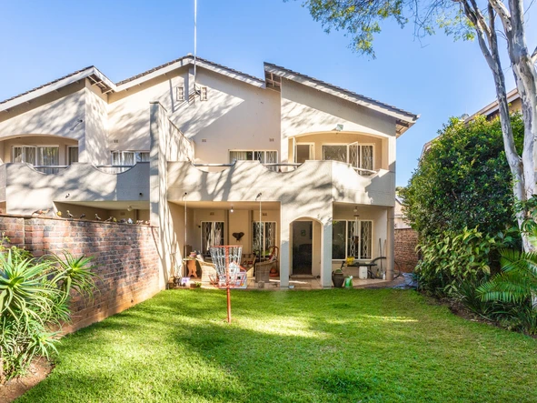 Avondale Townhouse In Good Complex with Mature Garden