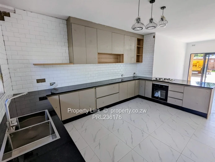 3-Bed 2-Bath Ground Floor Garden Flat in Avondale West