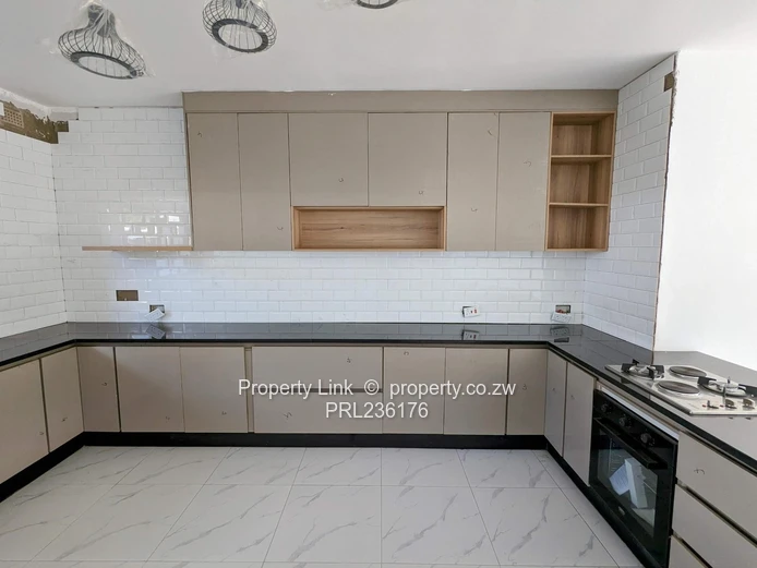 3-Bed 2-Bath Ground Floor Garden Flat in Avondale West