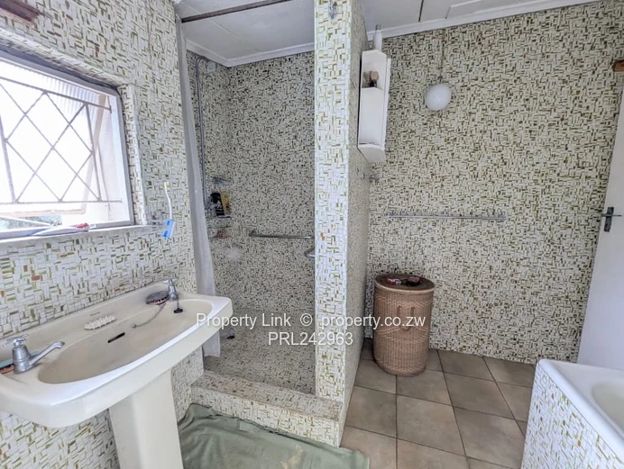 Family Sanctuary On Over An Acre (Sole Mandate)