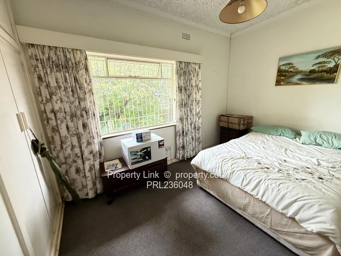 Beautifully Presented 4-Bed House, Pool & Garden