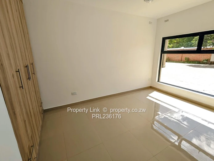 3-Bed 2-Bath Ground Floor Garden Flat in Avondale West