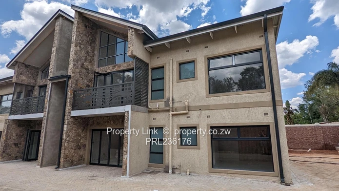 3-Bed 2-Bath Ground Floor Garden Flat in Avondale West