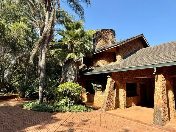 **Luxury 13 Acre Home with Pool and Borehole in Helensvale**
