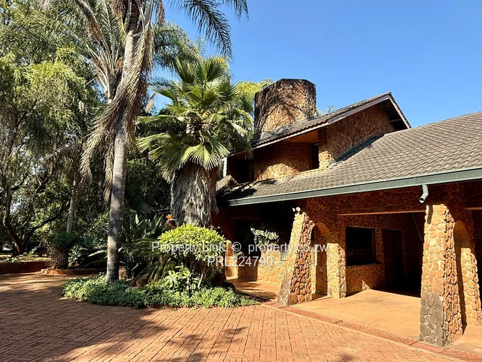 **Luxury 13 Acre Home with Pool and Borehole in Helensvale**