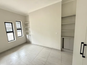 2 Bedroom Flat & Apartment