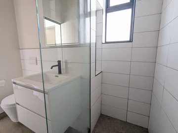 2 Bedroom Flat & Apartment